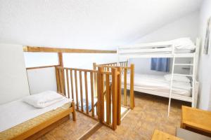 a room with two bunk beds and a staircase at LES MARINES 2 - Villa en résidence avec piscine à 2 pas de la plage - Clim - parking in Saint-Cyprien
