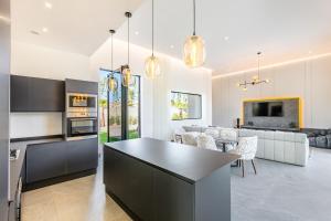 a kitchen and living room with a table and chairs at Villa Prestige Privée avec Vue Splendide in Marrakesh
