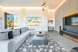 a living room with a couch and a tv at Villa Prestige Privée avec Vue Splendide in Marrakesh