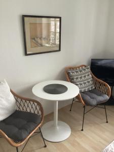a white table and two chairs and a white table and chairs at Helpens Hof in Salzhausen