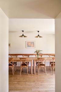 a dining room with a table and chairs at Maison Chalendeix in Nedde