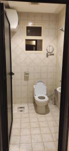 a small bathroom with a toilet and a sink at عمارة النفيسة السكنية in Unayzah