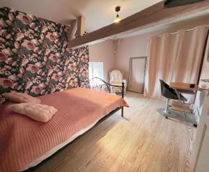 a bedroom with a bed with a floral wall at CHARM & FOLIe in Praslin