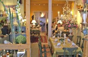 un magasin avec des tables et des chaises et des personnes dans une pièce dans l'établissement Hotel am Glockenturm, à Lüchow