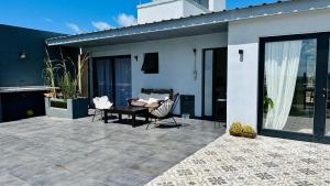 a patio with chairs and a table on a house at Casa Otarina Chapadmalal in Chapadmalal