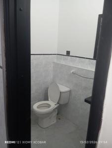 ein Badezimmer mit einer weißen Toilette in einem Zimmer in der Unterkunft Hotel eden centro in Medellín
