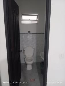 ein Badezimmer mit Toilette und Fenster in der Unterkunft Hotel eden centro in Medellín