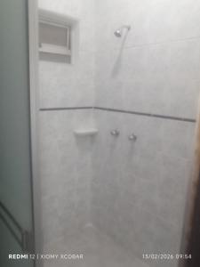 eine weiße Küche mit weißen Schränken und einer Schublade in der Unterkunft Hotel eden centro in Medellín