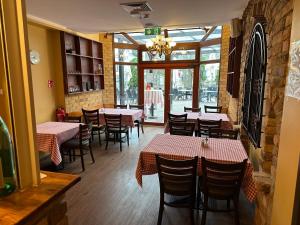 a restaurant with tables and chairs in a room at Boutique Hotel Sena in Berlin