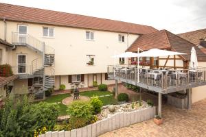 an aerial view of the courtyard of a hotel at Logis Hôtel Restaurant & Spa au Soleil in Wettolsheim