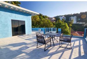 a patio with a table and chairs on a balcony at Hillzone View in Kingston