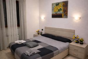 a bedroom with a bed and a painting on the wall at Golden Stay Rome - Golden Room - Close to Metro C in Tor Vergata