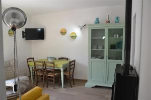 a dining room with a table and chairs at Casa Tirli in Tirli