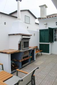 an outdoor kitchen with a counter and a stove at Paraíso Verde in Algarvia