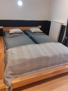 two beds sitting next to each other in a bedroom at 100pro-Apartments in Detmold