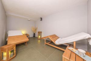 a room with a bed and a desk and a bed sidx sidx sidx at Dolce Marea Bed&Spa in Gaeta