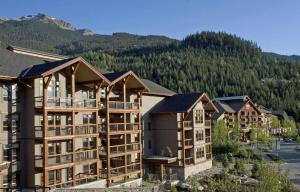 Blick auf ein Ferienresort mit Bergen im Hintergrund in der Unterkunft Evolution Whistler, by Lodging Ovations in Whistler