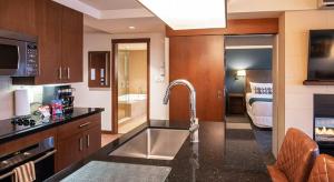 eine Küche mit Spüle in einem Hotelzimmer in der Unterkunft Evolution Whistler, by Lodging Ovations in Whistler + 27 Fotos