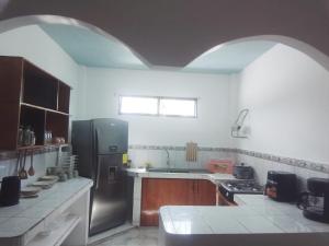 a kitchen with an archway in the middle of it at Casa JIREH in Puerto Ayora