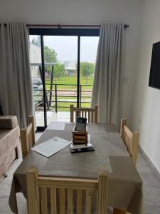 a dining room with a table with chairs and a window at Alojamiento Agua Termal en Federacion Entre Rios in Federación