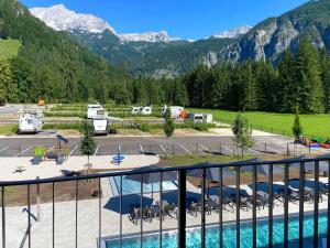 Blick auf einen Parkplatz mit Pool und Bergen in der Unterkunft Campingresort Hinterstoder in Hinterstoder + 40 Fotos