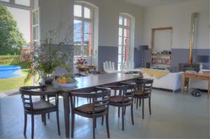 - une salle à manger avec une table et des chaises en bois dans l'établissement Villa De Vacances l'Ancienne Ecole, à Troche