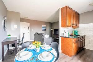 a kitchen and dining room with a table and chairs at Charming Newly Renovated Condo - Glenview West in Hamilton