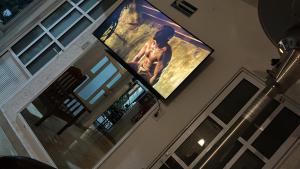 a picture of a man on a screen on a building at Casa Machtiani in Cedro