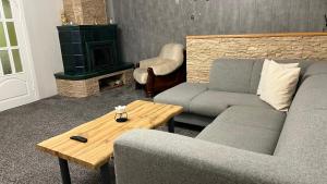 ein Wohnzimmer mit einer Couch, einem Tisch und einem Kamin in der Unterkunft Guest House Vilnius in Vilnius