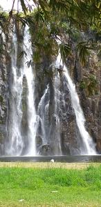 a waterfall on the side of a stone wall at Dauphin bleu in Saint-André