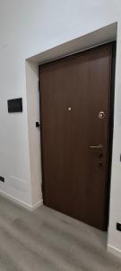 a brown door in a room with a wall at Monolocale corte in Pavia