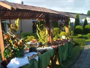 een tafel met een groene tafelkleed en voedsel erop bij Hotel Pietrak in Trzemeszno