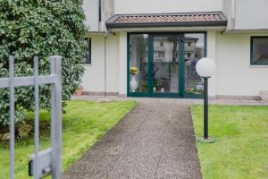 a walkway leading to a house with a glass door at Casa Dama in Casaleone