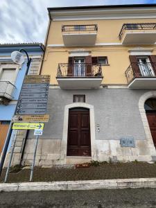 a building with a street sign in front of it at Casa vacanze La Fenice 2 in Pietranico