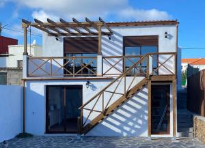 a house with a staircase on the side of it at La Novelera in Echedo