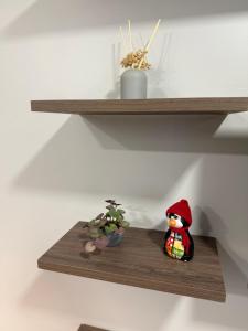 a wooden shelf with a rubber duck and a plant at Studio no Sudoeste, vista da 1ª Avenida, tudo a pé in Brasília