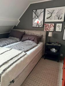 a bed sitting in a room with at Ferienwohnung Uchtelfangen in Illingen
