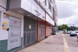an empty street in front of a building at Vila Dumont no Centro de Foz in Foz do Iguaçu