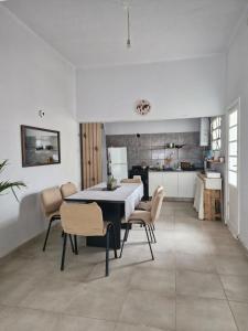 a dining room and kitchen with a table and chairs at Alojamiento La Liboria, solo mujeres in Córdoba