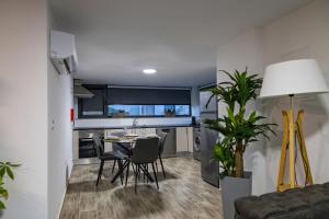 a kitchen and living room with a table and chairs at Casa da Eira Campia in Vouzela