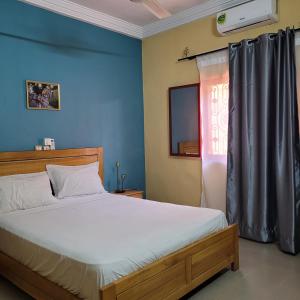 ein Schlafzimmer mit einem Bett und einem Fenster in der Unterkunft Maison Altra in Bobo-Dioulasso + 6 Fotos