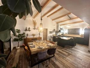 a dining room with a table and a kitchen at Villa L'Echappée Oléronaise in Saint-Georges-dʼOléron
