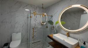 a bathroom with a sink and a mirror at oak&stone in Dalton
