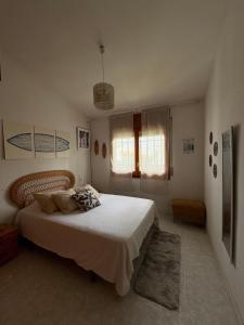ein Schlafzimmer mit einem großen Bett mit weißer Bettwäsche in der Unterkunft Caelum in Riumar