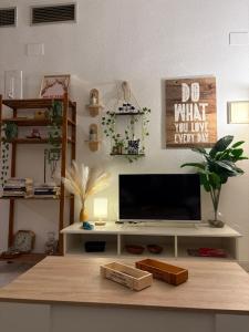 ein Wohnzimmer mit einem Fernseher auf einem Tisch in der Unterkunft Caelum in Riumar