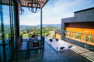 a house with a hot tub on a balcony at Montecielo Hosting in Guatapé