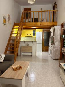 ein Wohnzimmer mit Treppe und Küche in der Unterkunft Caelum in Riumar + 19 Fotos