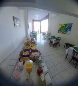 a room with a long table with food on it at Hotel Guarakessaba in Guaraqueçaba