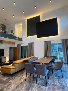 a living room with a couch and a table at Haus am Akazienweg in Steinberg an der Rabnitz