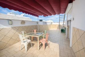 a patio with a table and chairs and a ladder at Sonia Home in Córdoba